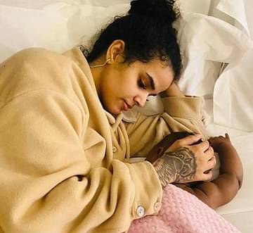 شاهد: رهف القنون تنشر صور لطفلتها تثير السخط بسبب ملابسها