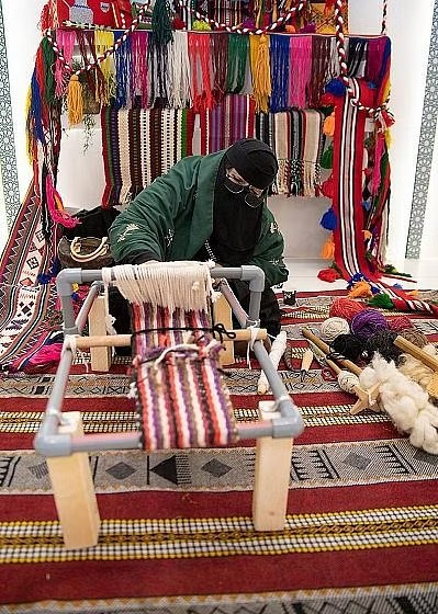 بالصور : حياكة "السدو" تجذب زوار المعرض العربي للأسر المنتجة السعودية بمصر