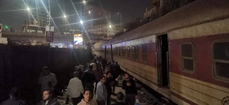 كارثة مروعة تهز مصر.. خروج قطار سريع عن مساره وسقوط قتلى ومصابين (أول فيديو)
