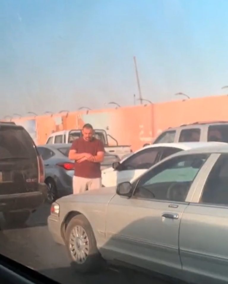فيديو مهيب لعدد من السائقين يؤدون الصلاة جماعة بعد أن تعطل الطريق بسبب الزحمة