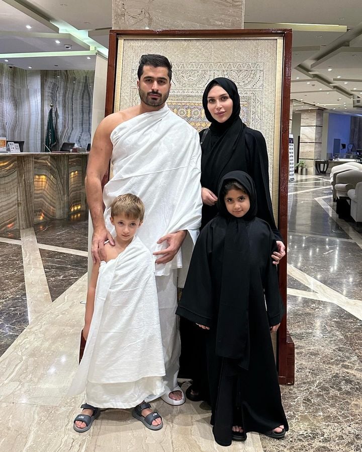 شاهد: الدكتورة خلود تشعل السعودية بظهورها بكامل زينتها في المسجد الحرام