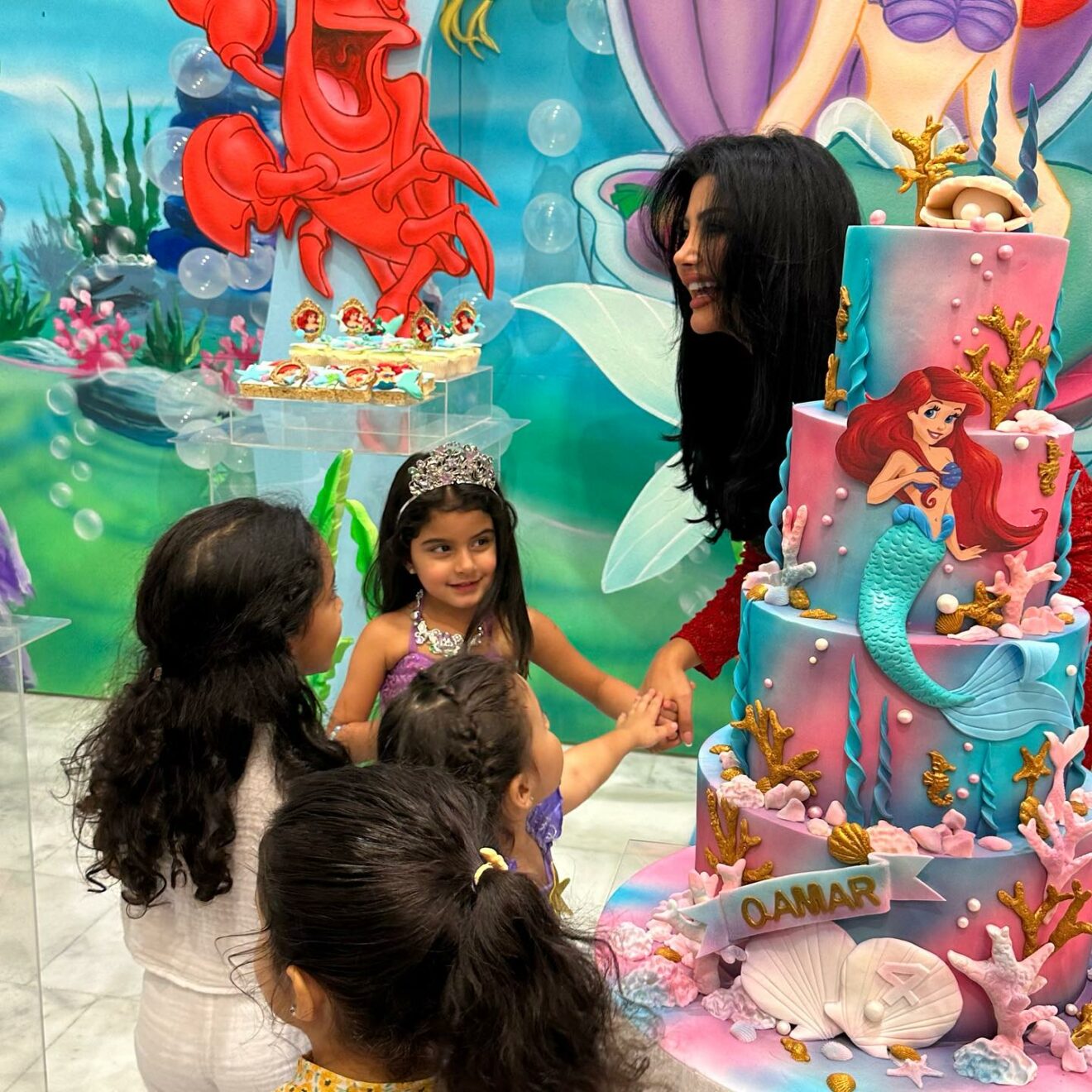 شاهد بالفيديو احتفال ملكة كابلي بعيد ميلاد ابنتها الذي أشعل السعودية