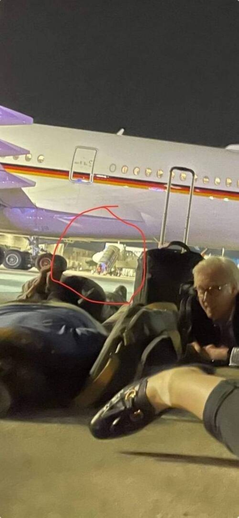 صورة من زاوية أخرى للمستشار الألماني أولاف شولتس وهو منبطح في مطار تل أبيب تفضح مسرحية إسرائيل في خداع العالم