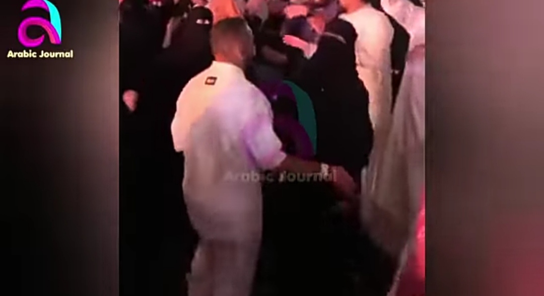 شاهد 3 دقائق مخجلة من موسم الرياض لصاحبة العبائة المفتوحة