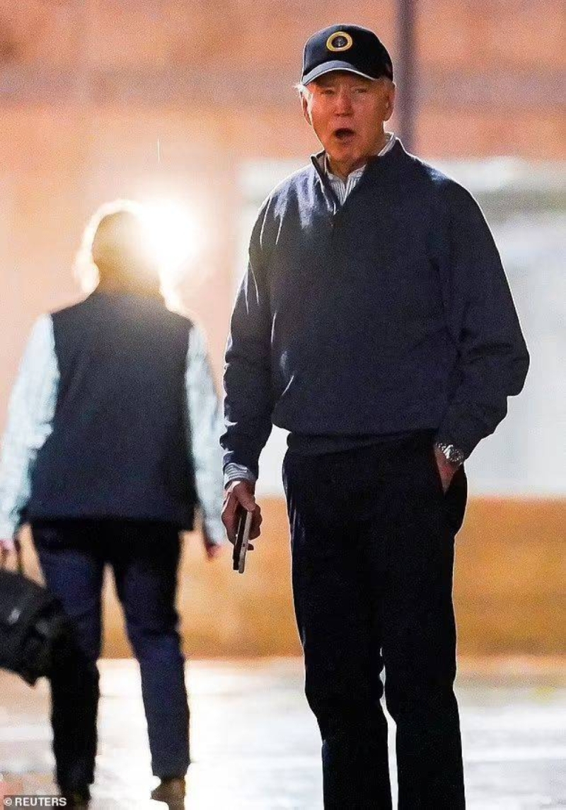 فيديو ردت فعل بايدن الغريبة لحظة اصطدام سيارة مسرعة بموكبه