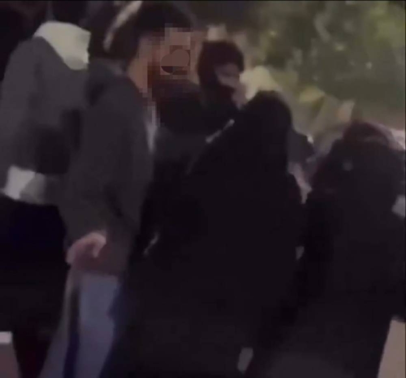 الفيديو الكامل لصفع شاب لامرأة مسنة على وجهها في السعودية