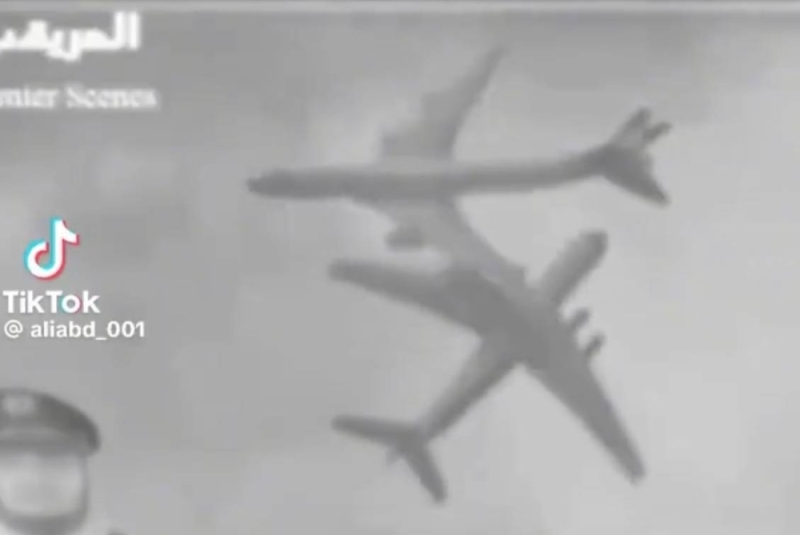 فيديو تحطم طائرة ركاب سعودية على متنها 300 راكب لسبب مؤلم