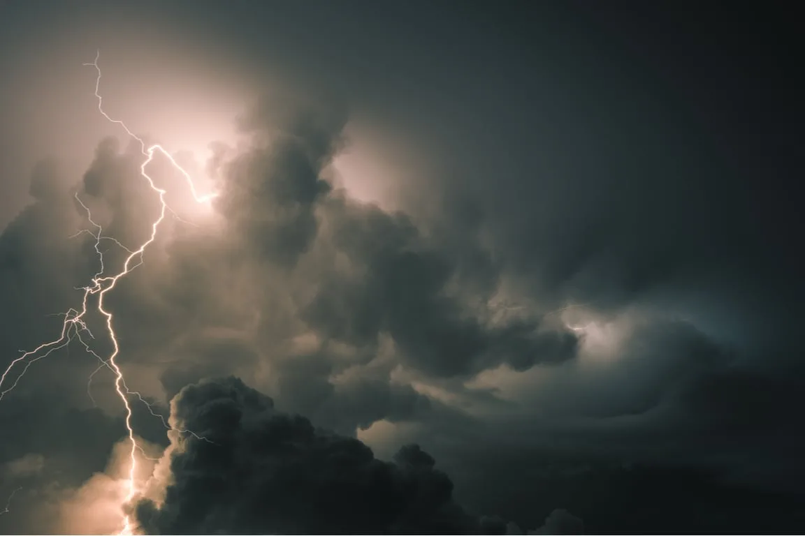 تحذير عاجل من الارصاد من عواصف رعدية وصواعق في هذه المناطق من غرب السعودية طوال الليلة