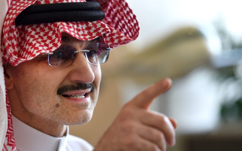 شاهد: هذا العامل البسيط في السعودية يضع الوليد بن طلال في موقف محرج