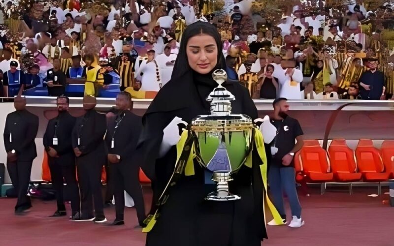 الكشف عن هوية الفتاة السعودية المحجبة التي حملت الكأس في حفل تتويج الاتحاد بالدوري