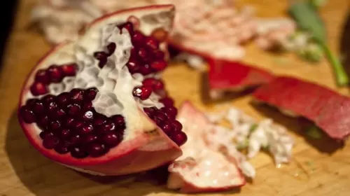 خلطة رهيبة بقشر الرمان للتخلص من الشيب والشعر الأبيض بنتيجة ناجحة 100 بالمئة