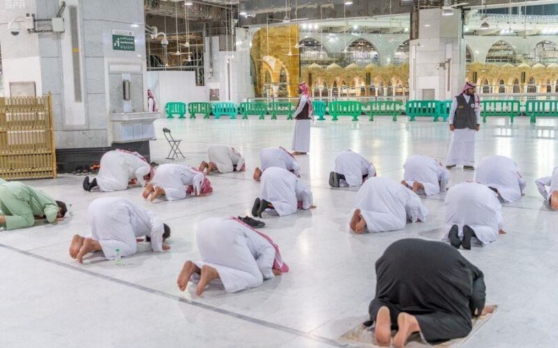 شاهد.. تطبيق التباعد الاجتماعي بين المصلين في المسجد الحرام