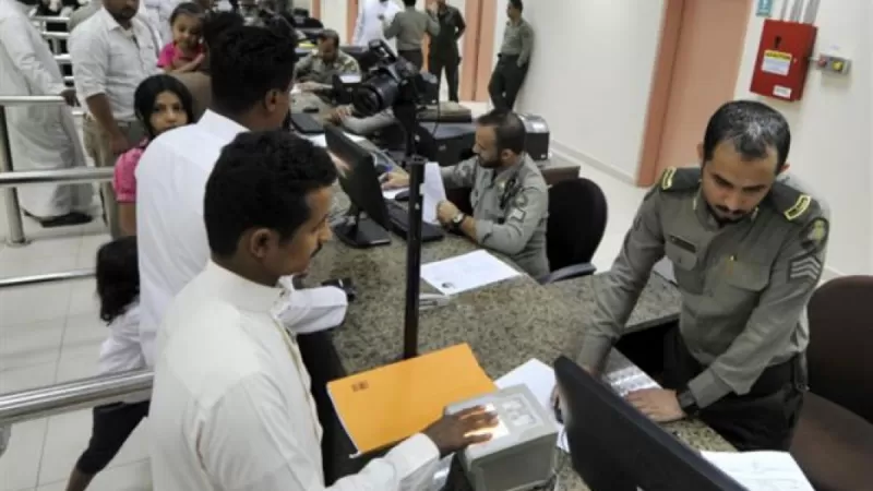 تحذير شديد من الجوازات السعودية للوافدين في المملكة من هذا الفعل في الشارع