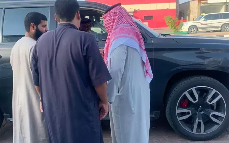 تعطلت سيارته في طريق سريع في السعودية و بجواره موكب هذا الأمير .. شاهد بالفيديو ما حصل بعدها
