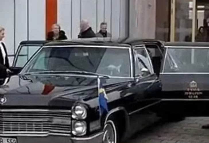 شاهد: ملك السويد تتعطل سيارته في منتصف الطريق ومواطنوه يضحكون منه ولا يهبون لمساعدته