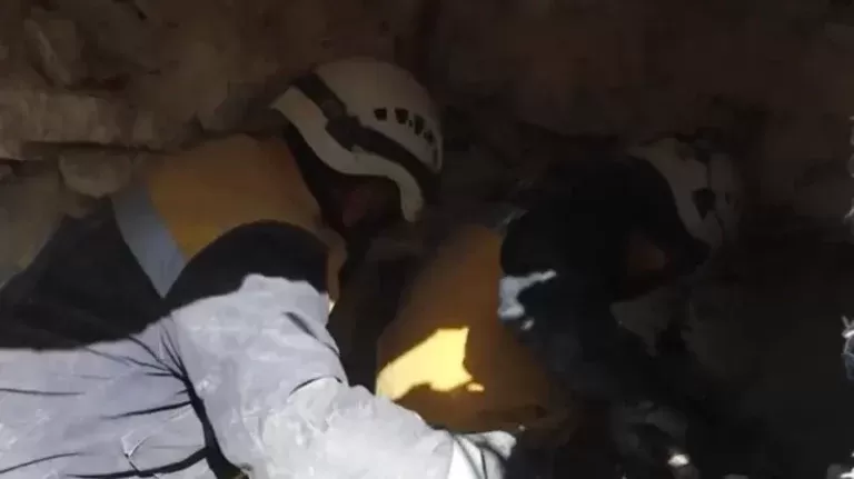 لم تكتمل الفرحة.. شاهد طفل وشقيقته يخرجان من بين الركام يتيمين