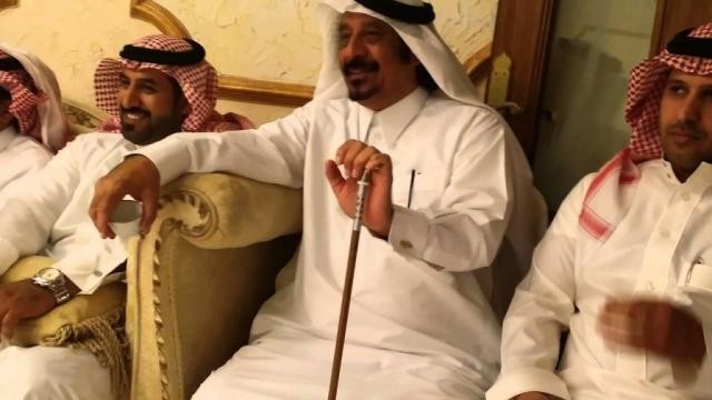 بالفيديو : لأول مرة.. نجل شيخ قبائل “سنحان السعودية ” يكشف علاقة والده بـ”اليمني” الذي قتله وكيف غدر به ودوافع الجريمة!