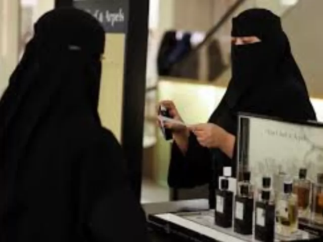 تفاصيل صادمة لعاملة سعودية تتعرض لمضايقات من مديرها الاجنبي