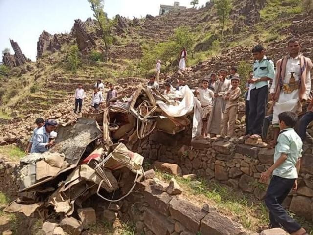 شاهد بالفيديو .. كيف نجا مواطن من موت محقق بعد ان سقطت سيارته من اعلى جبل شاهق بمحافظة ريمه