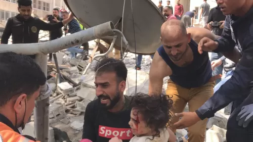 (نايمة جنب ماما وصحيت كل شي حولي رماد).. طفلة فلسطينية تروي أهوال ما عاشته في قصف الرمال