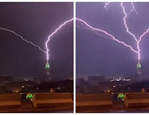 لن تصدق ما حدث لبرج الساعة في مكة المكرمة بعد ان ضربته صاعقة قوية وفيديو يظهر ما حصل
