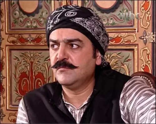 الفنان السوري ”أبو شهاب“ بطل مسلسل ”باب الحارة“ .. يظهر بشكل مُغاير ومحزن أثار الشفقة .. لن تصدقوا كيف ظهر ! (صورة)