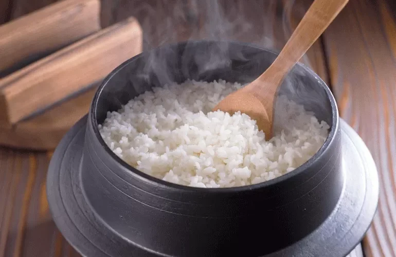 مهارات في المطبخ لم تجربيها من قبل.. طريقة مبتكرة في طهي الأرز تجعله ناصع البياض !!