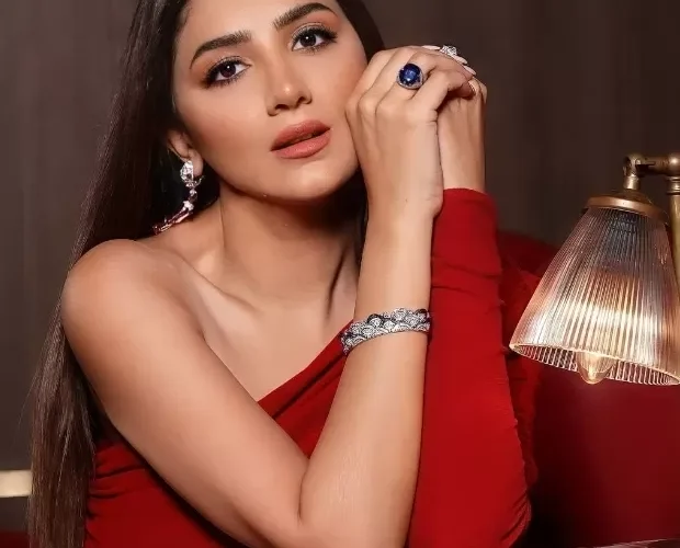 شاهد مي عمر في وصلة رقص جريئة تشعل الدنيا وموقف زوجها صادم