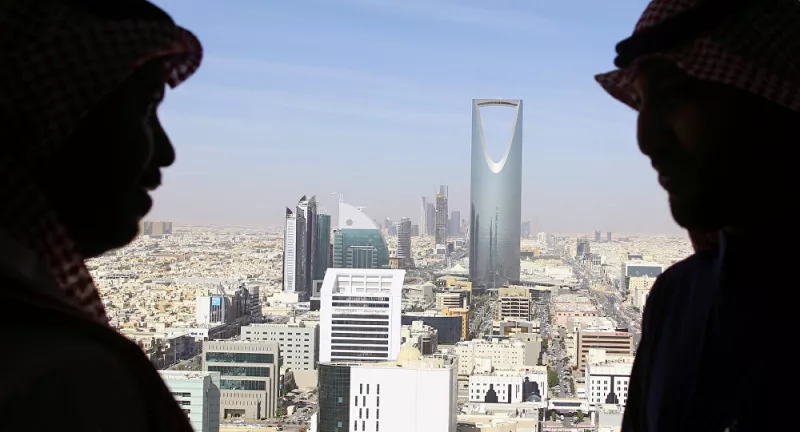 السعودية تعلن عن قائمة المحظورات التي يمنع على الوافدين الحديث فيها ومناقشتها والمخالف سيتم ترحيله فوراً