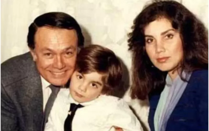 هذا الطفل نجم مشهور حفيد صلاح ذو الفقار ومتزوج من ابنة حسين فهمي وميرفت أمين .. والمفاجأة الصادمة علاقته بالزعيم!