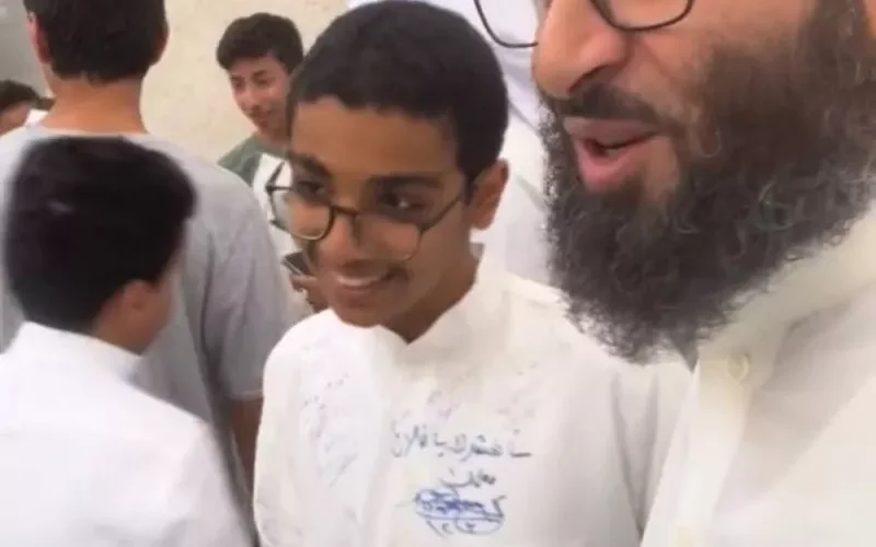 معلم مصري يقوم بتلف ملابس طلاب مدرستة الأهلية في السعودية ويشعل مواقع التواصل