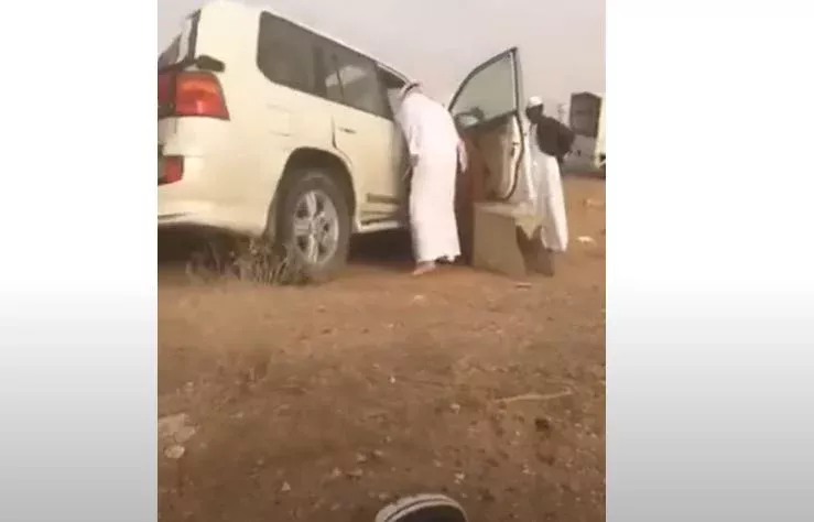 السعودية: الفيديو الكامل لانقلاب جيب لاند كروزر جديد عدة مرات على الخط السريع والسبب مفاجأة