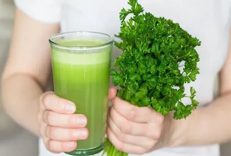 عصير هذه العشبة يطيل العمر ويحميك من الاصابة بالقاتل الأول للرجال في العالم