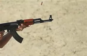 في جريمة مروعة .. يمني يقتل واله ووالدته رمياً بالرصاص .. تفاصيل