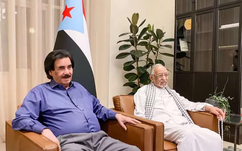 شاهد كيف ظهر الرئيس علي سالم البيض بعد سنوات من الغياب