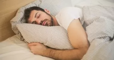 هذا هـو افضل انواع النوم وهذا ما يفعله في جسمك