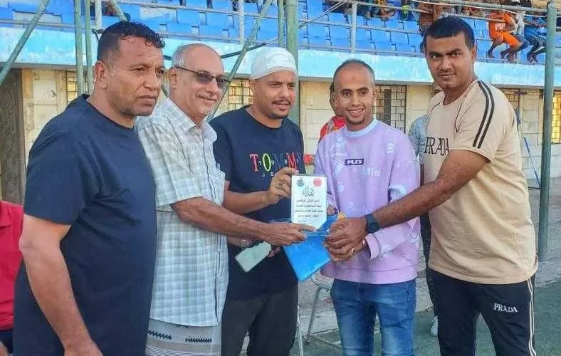 نادي التلال يكرم محمود ياسين بعد خلع قميصه التحكيمي لإيقاف نزيف لاعبين