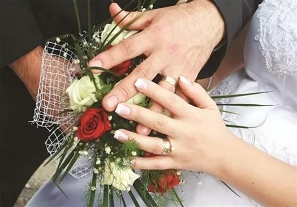 بعد ليلة حب ساخنة عريس يلفظ انفاسه الأخيرة بين ذراعي عروسته ليكسب الرهان الذي دفع حياته ثمناً له امام اصدقائه