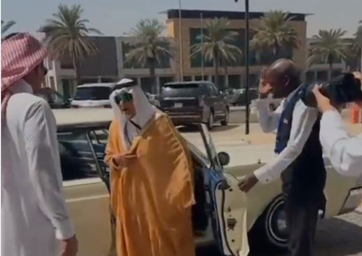 شاهد: سيارة الملك فيصل تتجول في شوارع الرياض وهذا من يقودها