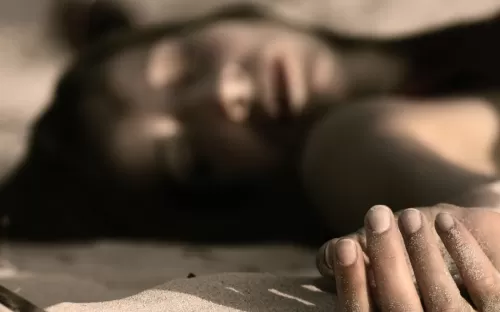 حاولوا إجبارها دخول عالم الرذيلة فقررت الانتحار.. طلع التفاصيل