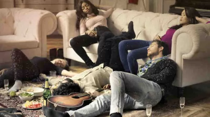 ماذا يحدث لجسمك عند النوم مباشرة بعد ”الأكل الدّسم”؟.. استشاري سعودي يجيب