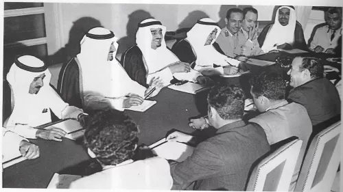 شاهد صورة نادرة للملك فهد اثناء اجتماع مع وفد يمني برئاسة محسن العيني  وهكذا كانت اشكالهم