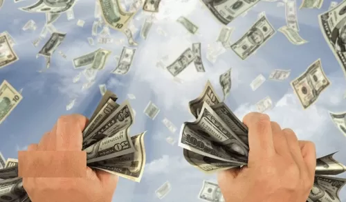 عاش يدعي الفقر ويتسول المعونات وبعد موته اكتشف ابنه المغارة التي كان يخفي فيها كنوز لا تقدر بثمن