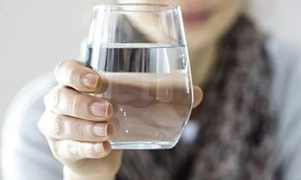 لهذا السبب لن يتوقف الرجال عن شرب الماء الدافئ على الريق