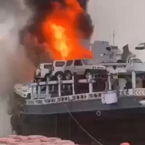 حريق هائل في ميناء دبي يلتهم سفينة محملة بالسيارات تابعة لتاجر يمني (فيديو)