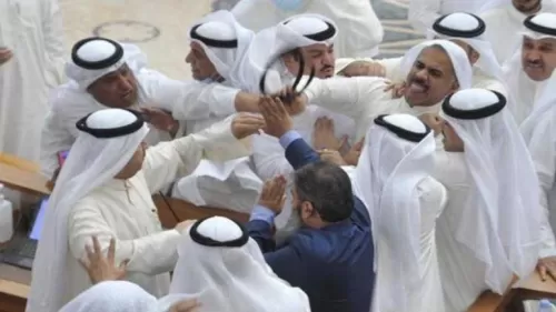 عراك عنيف تحت قبة البرلمان الكويتي .. شاهد التفاصيل الكاملة