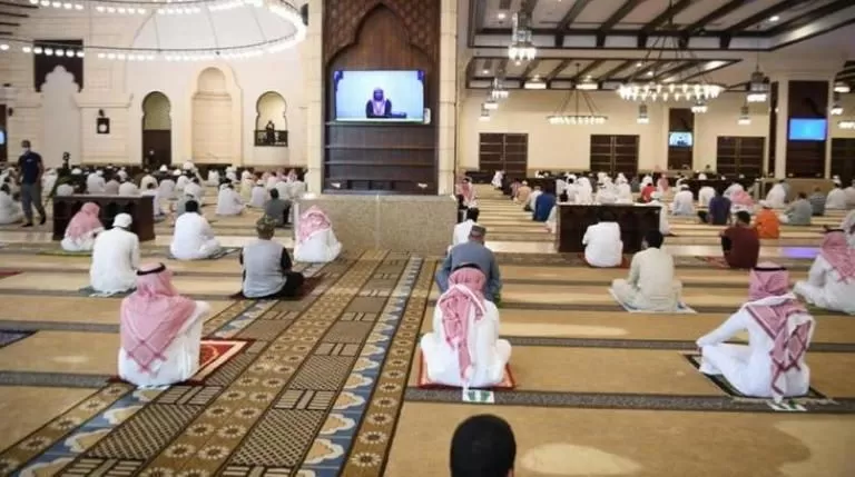 شاهد .. إمام جامع سعودي يتفاجأ بالمصلين ينظرون إليه ويضحكون بعدما اعتلى المنبر دون أن يعرف السبب الصادم