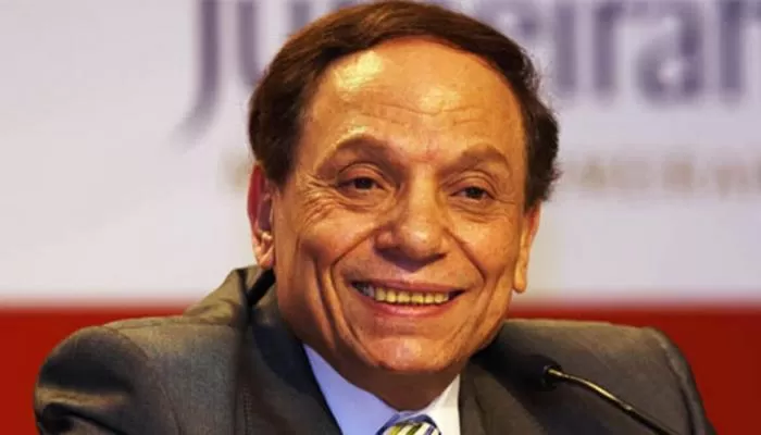 شاب يفسد خشوع عادل إمام أمام الكعبة ولهذا السبب انفجر ضاحكاً أمام جموع المعتمرين .. شاهد التفاصيل