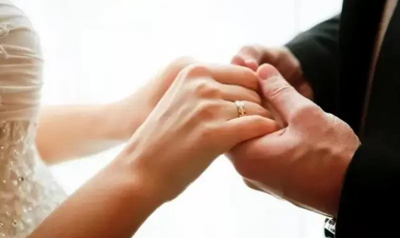 اماراتية خرجت مع صديقاتها دون اذن زوجها فانقلبت الدولة كلها رأساً على عقب لتعاقبها