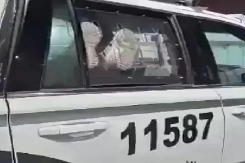 شاهد بالفيديو: كويتية قبضت عليها الشرطة في وضع فاضح داخل سيارة شاب وما قامت به تجاه رجال الشرطة لا يصدق